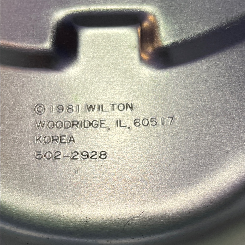 Wilton Gold Pumpkin Cake Pan - Picture 3 of 3